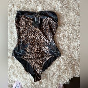 Strapless leopard/skull one piece bathing suit Sz large